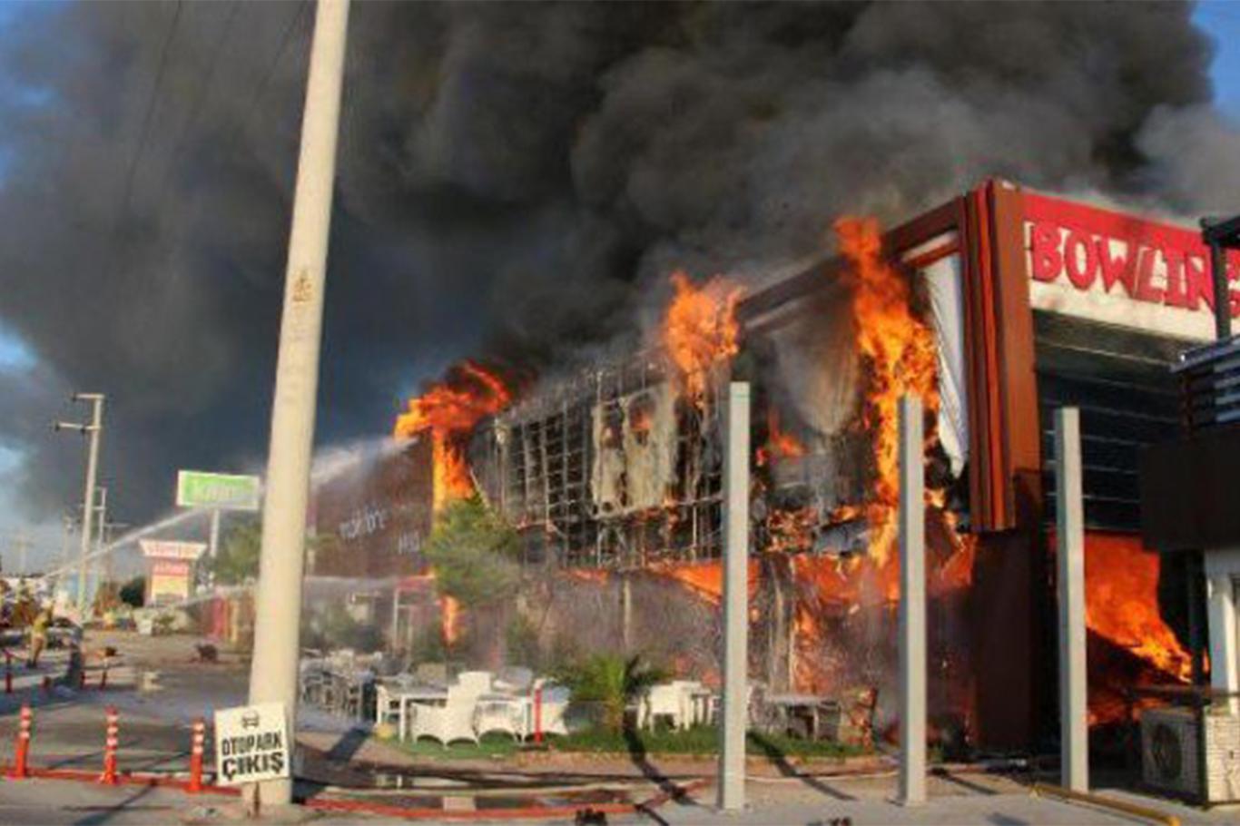 İzmir'de AVM'de yangın çıktı